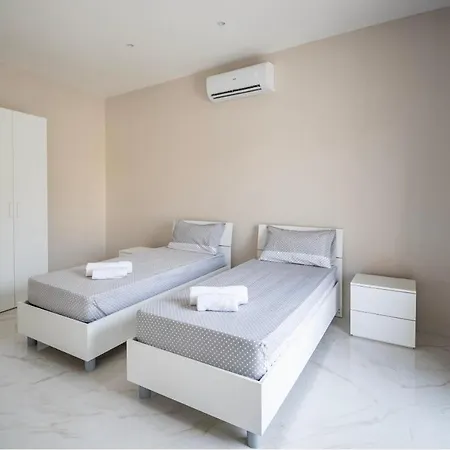 2 Bedroom 3 Min Away From Airport * Gudja
