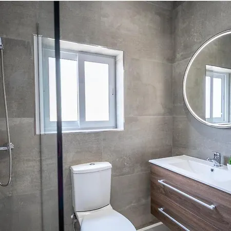 2 Bedroom 3 Min Away From Airport * Gudja