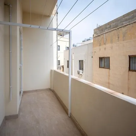 2 Bedroom 3 Min Away From Airport Appartement